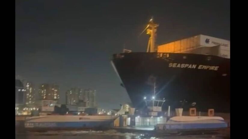 O navio cargueiro Seaspan Empire, de bandeira de Singapura, colidiu com duas balsas na noite de segunda-feira (16) (Reprodução)