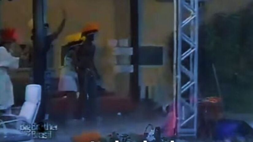 Imagens da época mostram a porta da sala sendo protegida enquanto a água da chuva avançava sobre o mobiliário da casa do BBB 6/Reprodução