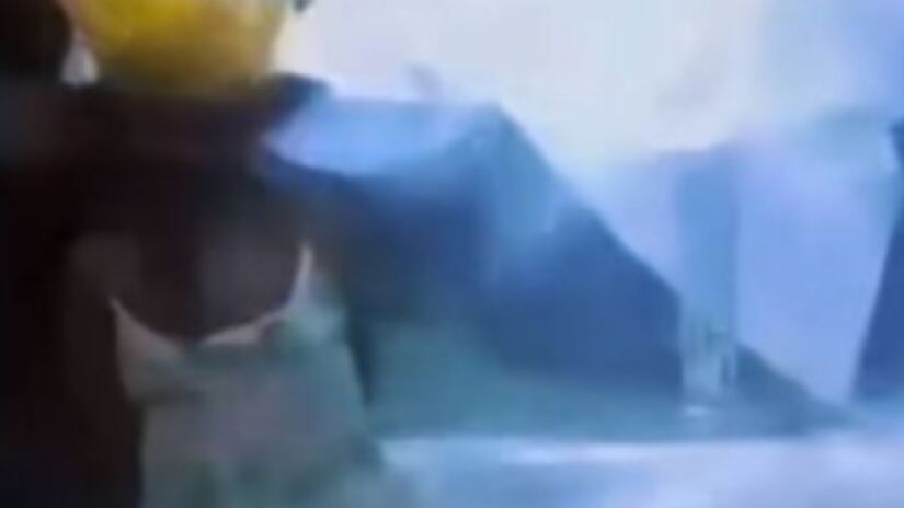 A transferência dos competidores para uma área coberta foi uma medida de urgência para evitar acidentes elétricos com a fiação das câmeras/Reprodução