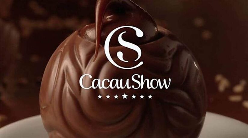 A tradicional (e deliciosa) trufa da Cacau Show ao fundo da imagem / Reprodução