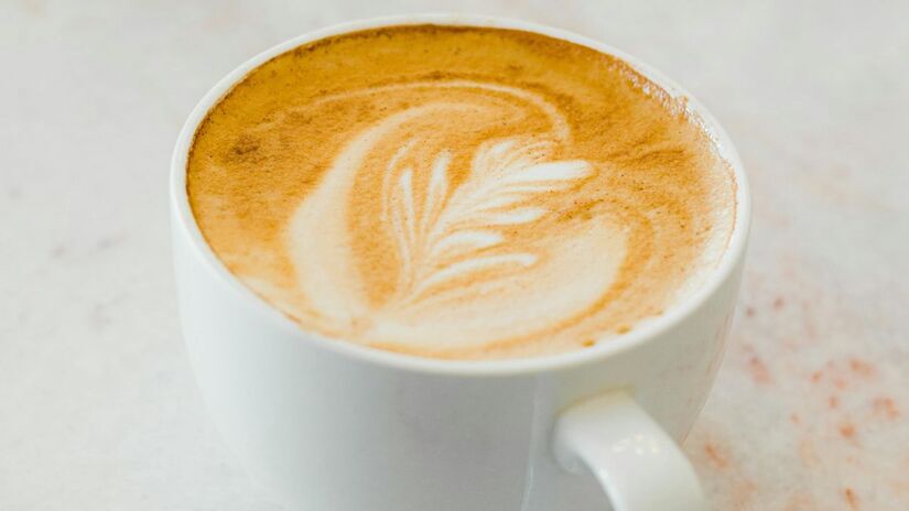 Estudos da Clínica Mayo indicam que o consumo de até três xícaras de café preto com cafeína por dia pode ser um grande aliado contra a esteatose hepática. A bebida ajuda a reduzir a inflamação e frear a progressão da fibrose, funcionando como um verdadeiro protetor para as células do fígado/Pexels