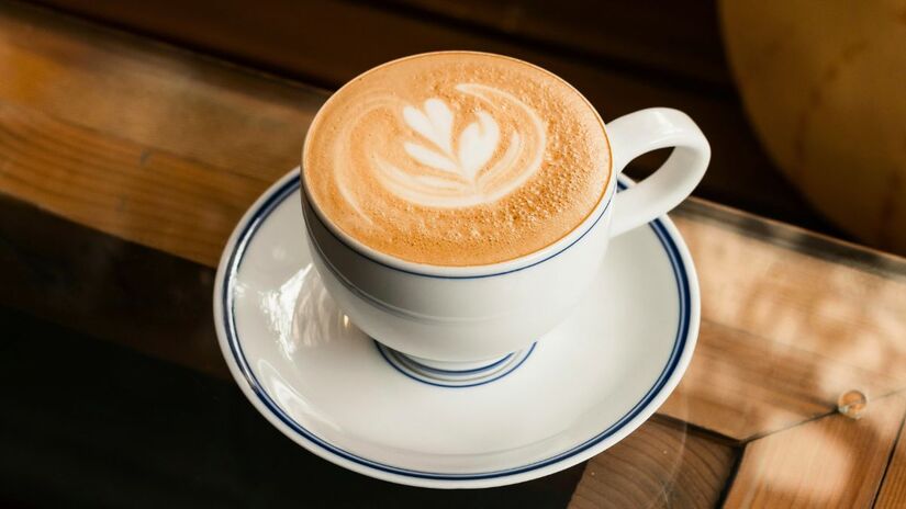 Muito além de despertar os sentidos, o café preto é rico em antioxidantes que combatem o envelhecimento celular. Quando consumido sem açúcar, ele auxilia na regulação metabólica e pode potencializar a queima de gordura durante as atividades físicas/Pexels