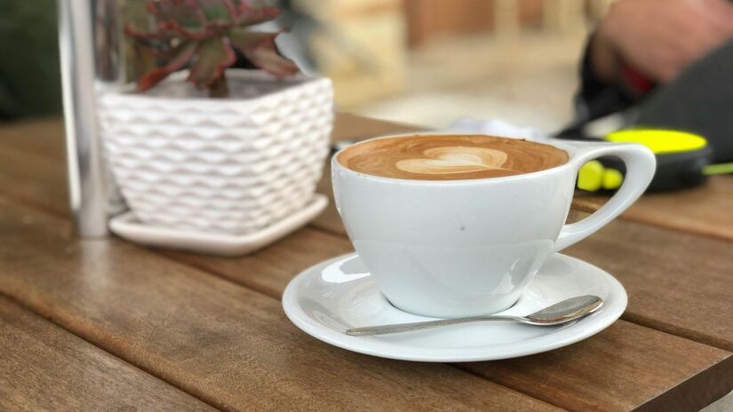A cafeína atua bloqueando a adenosina, neurotransmissor responsável pelo sono, o que melhora a concentração, o tempo de reação e a memória de curto prazo. É a escolha ideal para quem precisa de um estímulo extra de foco em tarefas complexas/Pexels