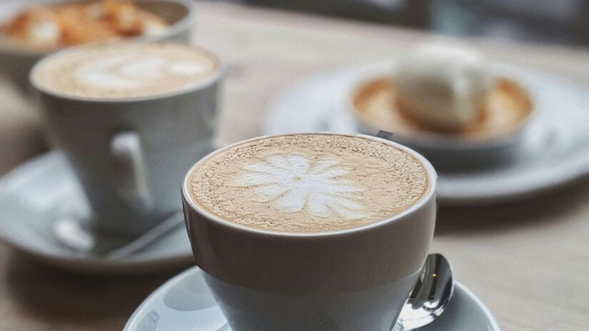 O café é uma das maiores fontes de polifenóis na dieta moderna. Essas substâncias ajudam a prevenir doenças degenerativas e protegem o sistema nervoso central, sendo um dos hábitos mais simples para promover uma vida longa e saudável/Pexels