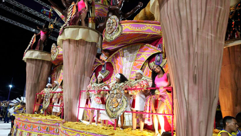 O samba-enredo muda todos os anos e &eacute; composto exclusivamente para contar a hist&oacute;ria escolhida pela escola. Divulga&ccedil;&atilde;o/PMS