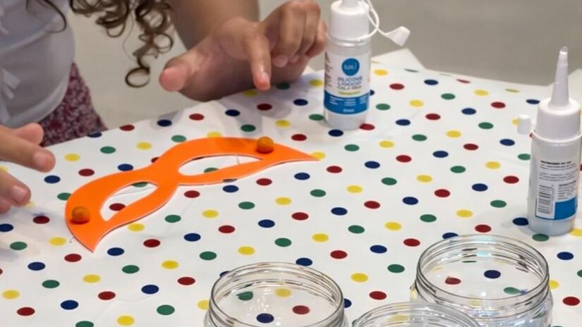 O tradicional Bailinho de Carnaval acontece neste sábado, das 17h às 19h, na Praça de Alimentação. Com DJ e animador, o evento gratuito é o destino ideal para famílias que buscam uma folia segura e animada para crianças e adultos/Divulgação