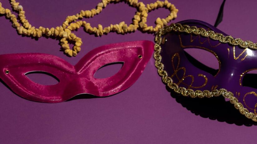 O Shopping Pátio Aviação prepara uma oficina gratuita de máscaras para crianças de 3 a 10 anos neste sábado. Dividida em três sessões a partir das 15h30, a atividade estimula os pequenos a criarem seus próprios adereços para brilhar no feriado de Carnaval/Pexels