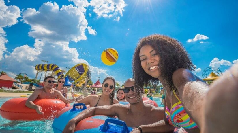 O Wet'n Wild apresenta o CarnaWet 2026 entre os dias 14 e 17 de fevereiro. Com o conceito de 
