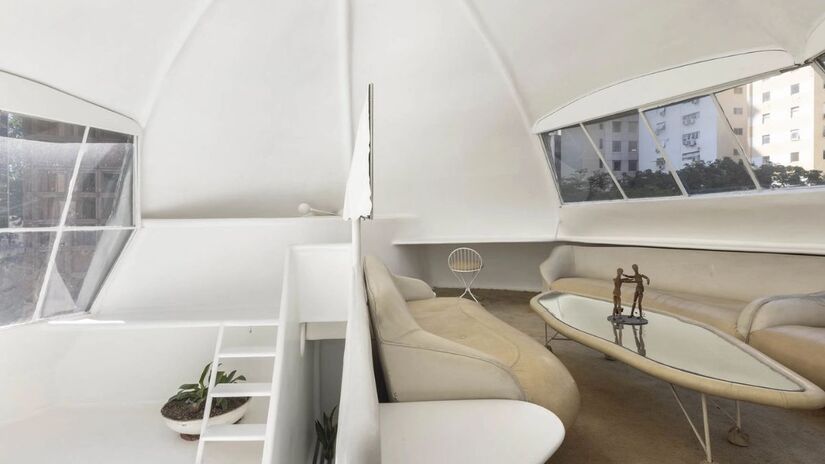 Projeto integra rampas e soluções internas que conectam ambientes sem divisões tradicionais/Divulgação