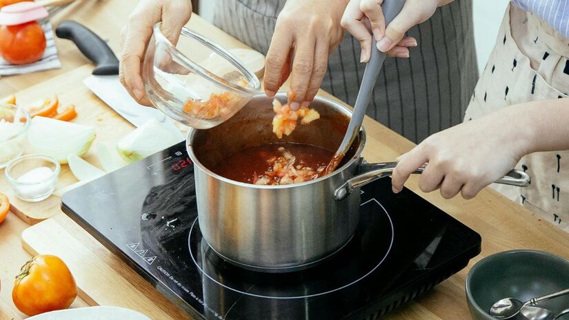 Compostos sulfurados se ligam à gordura da pele, o que explica a dificuldade em remover o cheiro /Pexels