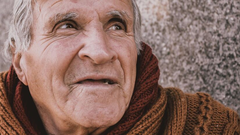 A ciência investiga formas de desacelerar o envelhecimento biológico atuando diretamente nos processos celulares / Pixabay
