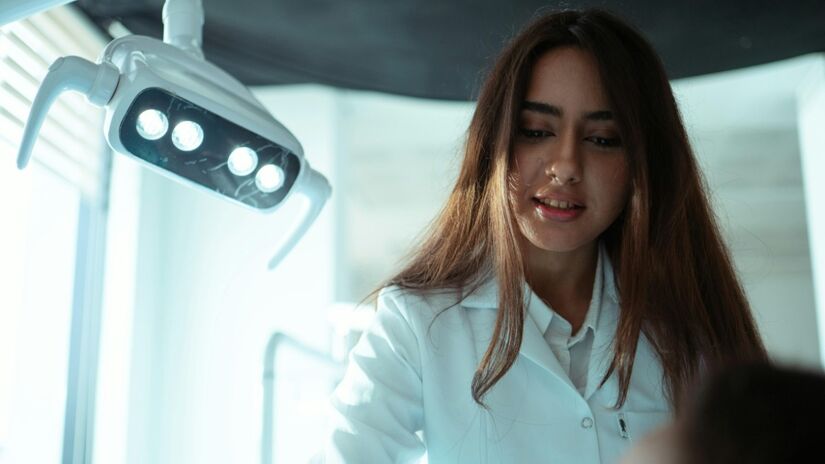 Visite um dentista regularmente para realizar tratamentos e prevenir maiores problemas / Pexels