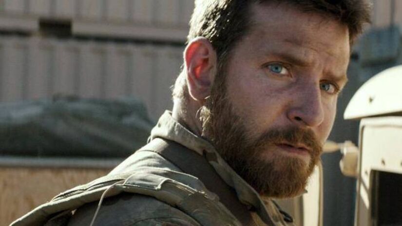 Já em 'Sniper Americano' ele recebeu sua primeira nomeação como produtor, ao ser indicado por melhor filme. Além disso, sua interpretação esteve entre as cinco indicadas em atuação também (Warner Bros Pictures/Divulgação)