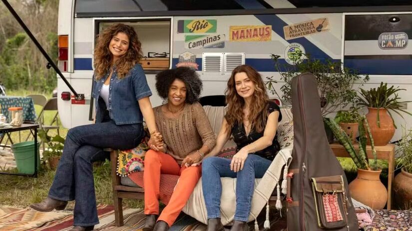 Agrado (Isadora Cruz) ao lado da mãe, Janete (Letícia Spiller), e da amiga Zuzu (Elisa Lucinda) / Globo/Manoella Mello