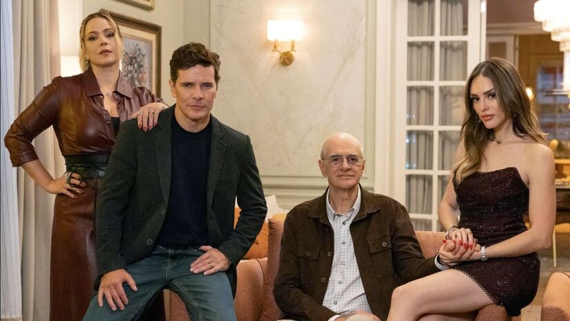 Alaorzinho (Daniel de Oliveira), Alaor (Marcos Caruso), Naiane (Isabelle Drummond) e Zilá (Leandra Leal). / Globo/Manoella Mello