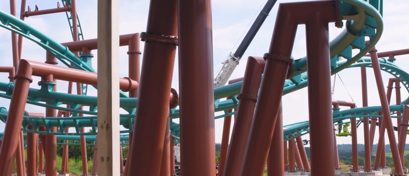 Trecho da montanha-russa familiar Mistral / Cacau Park