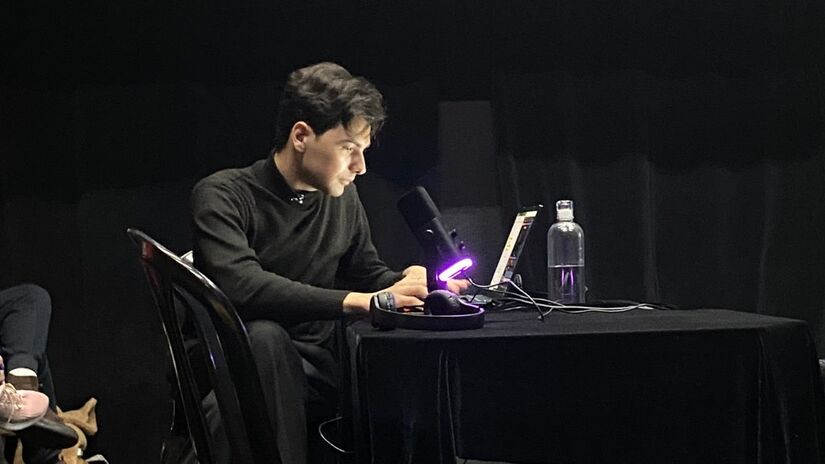 O curso aborda interpretação, linguagem corporal, microexpressões faciais e até aspectos psicológicos e sociológicos da atuação. Reprodução