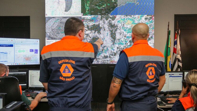 O novo radar instalado em Ilhabela foi estrategicamente posicionado para capturar sistemas de chuva que se formam em altitudes baixas. Essa era uma "ponto cego" dos equipamentos antigos e foi determinante no temporal que atingiu o Litoral Norte em 2023/Agência SP