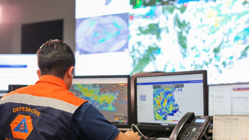 Em áreas de risco muito alto, como a Vila do Sahy, a tecnologia digital é reforçada por sirenes físicas. O equipamento serve como um comando sonoro para que a população inicie a evacuação pelas rotas de fuga já treinadas em simulados comunitários/Agência SP