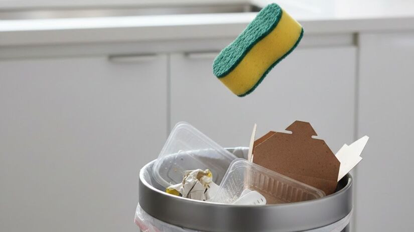 Por isso, futuramente cada vez mais o destino da esponja tradicional será na lata do lixo permanentemente (Google Gemini/Imagem Gerada por IA)