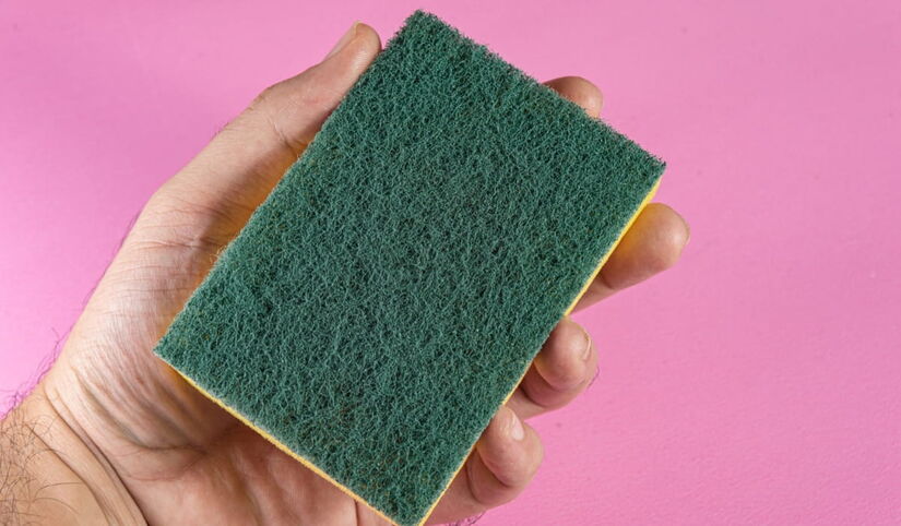 Usar menos a esponja amarela faz com que se jogue menos no lixo esse tipo de material, que tem alto impacto negativo (Freepik)