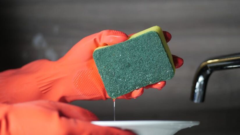 Entretanto, isso vai demorar para acontecer, pois a esponja é o utensílio mais usufruído para limpeza (Towfiqu barbhuiya/Pexels)