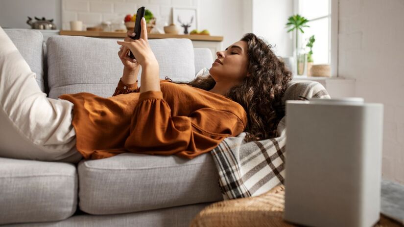 Climatizador melhora a sensação térmica ao unir ventilação e umidificação do ar, sendo mais eficiente em regiões secas/Freepik