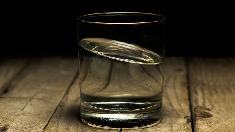 A água é essencial para manter o funcionamento adequado do fígado e dos processos de desintoxicação / Pixabay