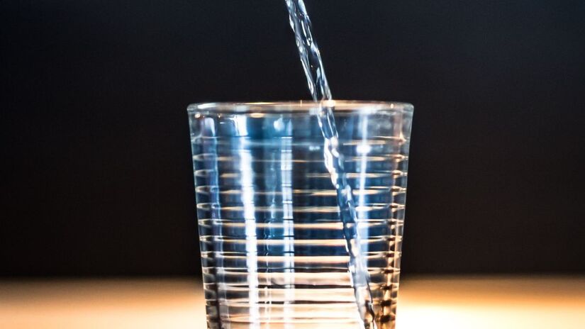 Beber água regularmente contribui para o bom fluxo sanguíneo e suporte ao fígado / Pixabay