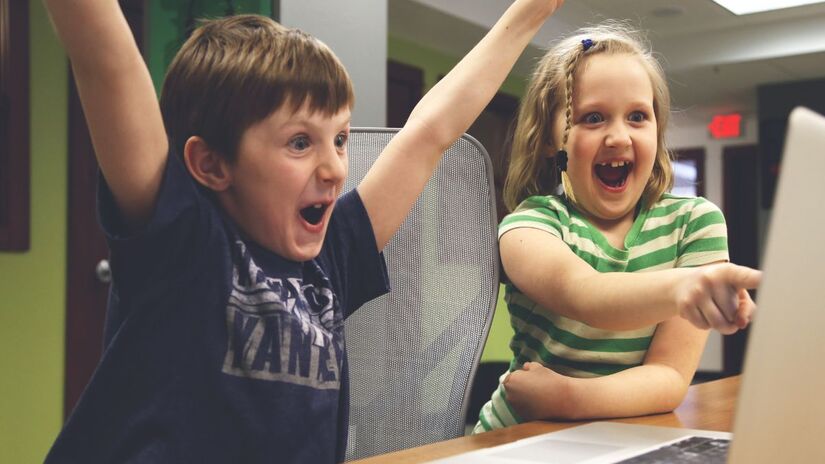 Escola usam aplicativos específicos que auxiliam na educação / Pixabay