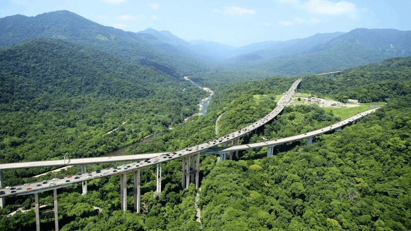 Considerada um marco da engenharia nacional, a estrada possui dezenas de viadutos, pontes e túneis na Serra do Mar /Ecovias