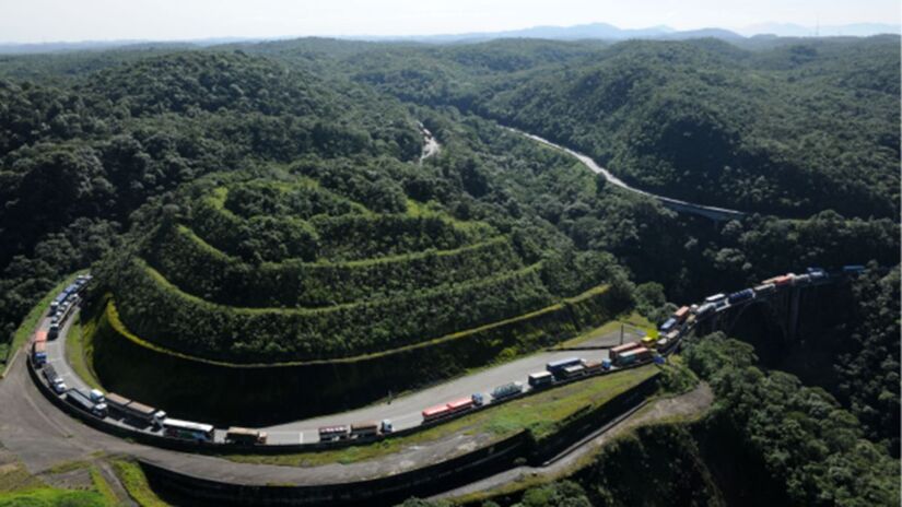 Em dias de tempo aberto, motoristas podem observar trechos preservados de Mata Atlântica durante a descida da serra /Ecovias