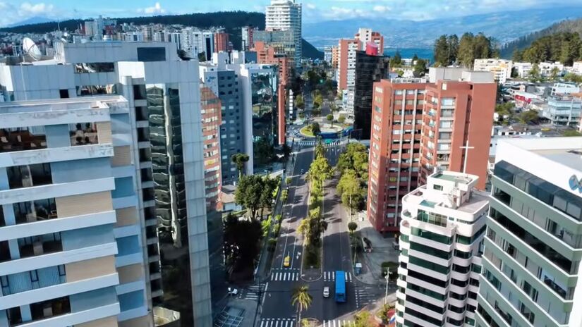 Nele, a Plaza Grande, ou Pra&ccedil;a da Independ&ecirc;ncia, pulsa como o cora&ccedil;&atilde;o da cidade (Reprodu&ccedil;&atilde;o/YouTube/Imagem Meramente Ilustrativa)