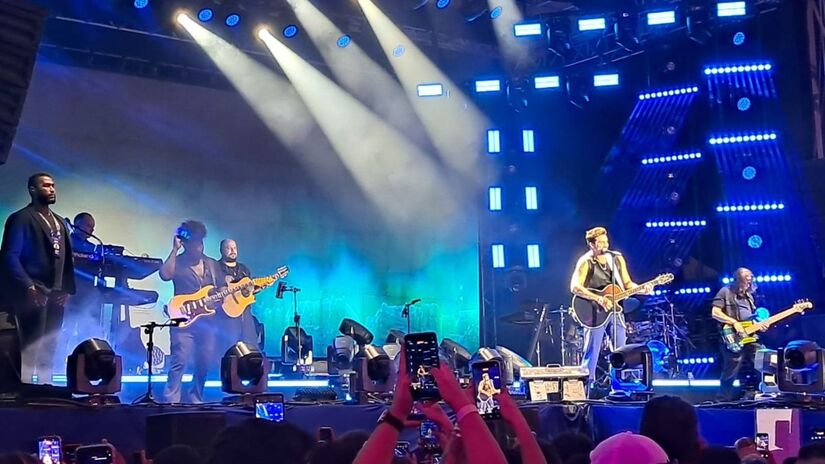 No repertório, Luan Santana mesclou sucessos atuais com hits que marcaram sua carreira, encerrando a apresentação com uma música antiga bastante conhecida (Márcio Ribeiro /DL)