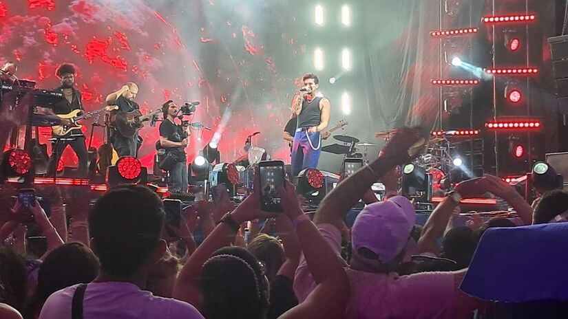 A participação da plateia foi impressionante: o público cantou praticamente todas as canções do início ao fim, criando um verdadeiro espetáculo entre artista e fãs (Márcio Ribeiro /DL)