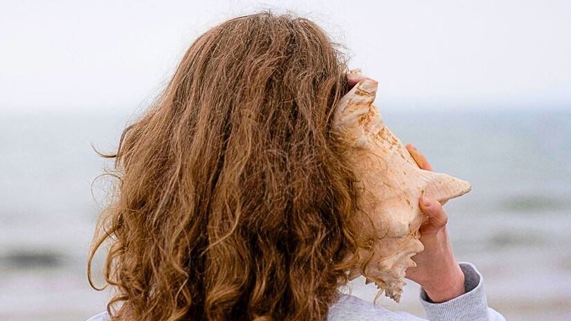 A ciência mostra que verbalizar pensamentos ajuda o cérebro a organizar informações com mais clareza e acelera a resolução de problemas complexos. É o seu sistema cognitivo trabalhando em dobro/Pexels