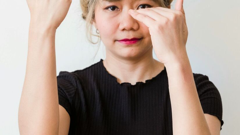 Esse hábito funciona como um farol para a atenção. Ao falar o nome do que procura, sua mente ignora distrações e processa o objetivo de forma muito mais rápida/Pexels