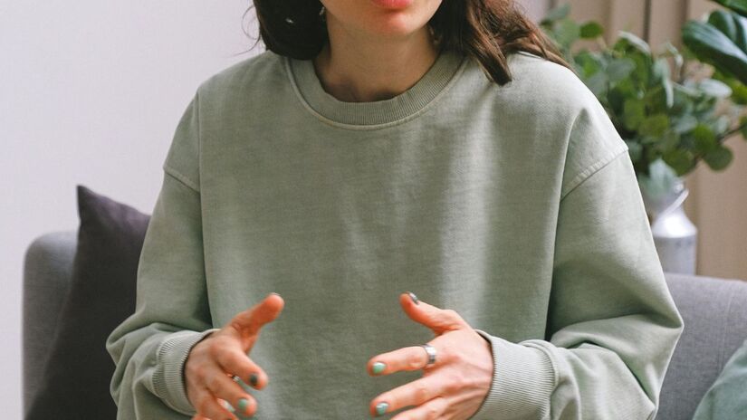 Conversar consigo mesmo na terceira pessoa (como dizer 'Calma, você consegue') ajuda a criar distância emocional. Isso permite analisar situações estressantes de forma mais racional, funcionando como um verdadeiro pronto-socorro psicológico/Pexels