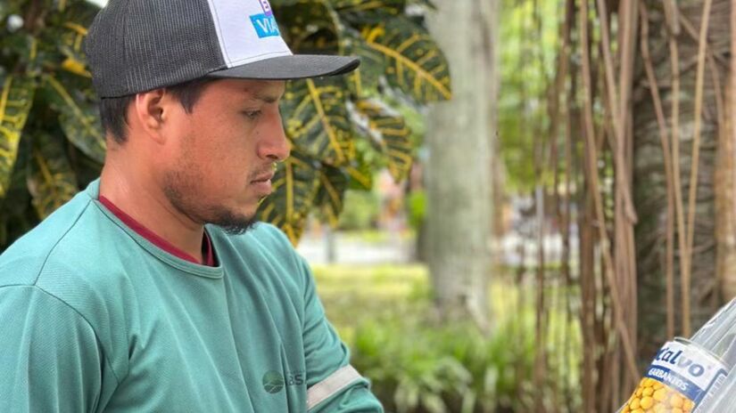 Ele exerce uma função que muitos veem como comum, mas que demanda grande esforço físico e emocional/Reprodução