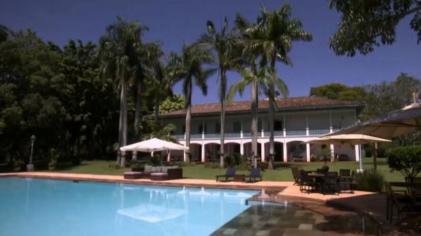 Com 376 hectares localizados em Bofete, a cerca de 195 km de S&atilde;o Paulo, a propriedade &eacute; um verdadeiro complexo agropecu&aacute;rio. O local j&aacute; serviu de cen&aacute;rio para o programa Mais Voc&ecirc; e impressiona pela vasta &aacute;rea verde e preserva&ccedil;&atilde;o da natureza/Globo