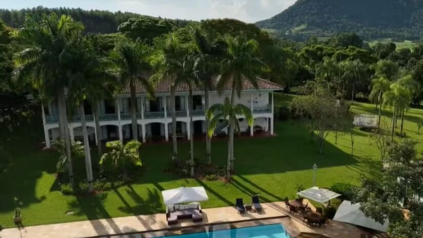 A sede da fazenda &eacute; uma constru&ccedil;&atilde;o de 1960 que preserva o charmoso estilo colonial. O acesso &agrave; resid&ecirc;ncia &eacute; marcado por um imponente corredor de palmeiras imperiais que foram plantadas h&aacute; mais de 40 anos, mantendo a hist&oacute;ria viva na propriedade/Globo