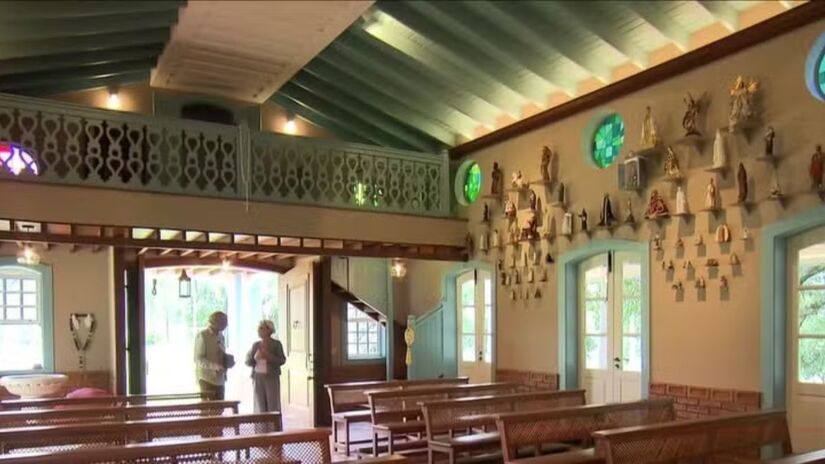 A Fazenda Primavera abriga uma capela particular onde Ana Maria Braga guarda mais de 400 imagens religiosas. Devota de Nossa Senhora Aparecida, a apresentadora reuniu ao longo de d&eacute;cadas presentes de f&atilde;s e pe&ccedil;as de diferentes devo&ccedil;&otilde;es, criando um santu&aacute;rio &uacute;nico no interior paulista/Globo