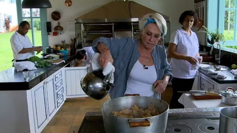 Como n&atilde;o poderia faltar na casa de uma das maiores culinaristas do pa&iacute;s, a fazenda possui duas cozinhas completas. Uma delas &eacute; externa e equipada com forno a lenha, ideal para testar receitas tradicionais com o frescor dos ingredientes colhidos na pr&oacute;pria horta/Globo