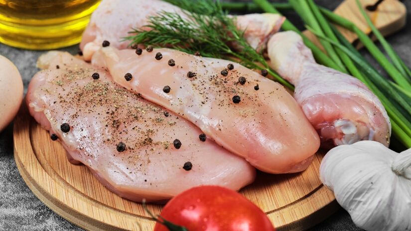 O frango é uma fonte acessível de proteína magra, essencial para manter e reconstruir a massa muscular / Freepik/azerbaijan_stockers