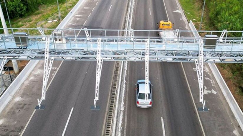 Previsto para começar a operar em julho, o sistema fará com que os condutores que realizam o trajeto de subida arquem com uma taxa na subida e na descida das rodovias (Divulgação)