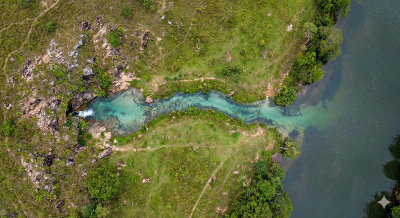 Vista aérea dos 147 metros do menor rio da América Latina / Gemini