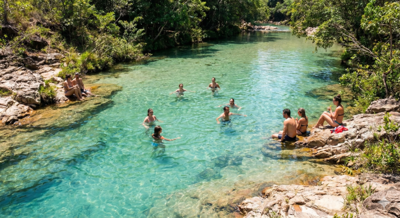 Turistas aproveitam as águas refrescantes do Rio Azuis / Gemini