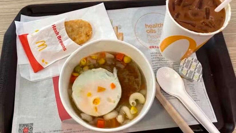 Sopa de macarrão (Hong Kong): versão inspirada nos cafés locais, com carnes e vegetais. (divulgação)