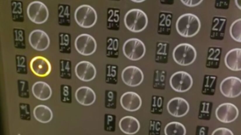 Apesar da superstição, alguns edifícios icônicos mantêm a numeração completa, como o Empire State Building e o One World Trade Center, contrariando a tradição local. Captura de tela/YouTube/@UrbanVoyagesUS
