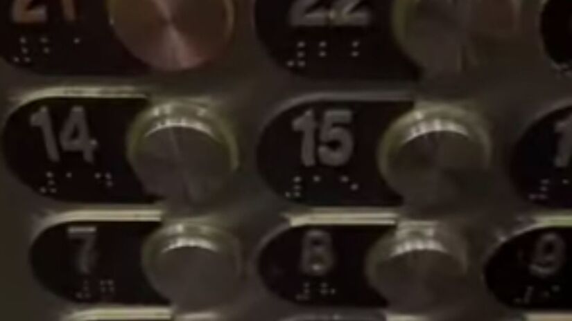 A ausência do 13&ordm; andar não é um erro arquitetônico, mas uma escolha cultural: cerca de 80% dos prédios nova-iorquinos evitam exibir o número considerado símbolo de azar. Captura de tela/YouTube/@DIYPinto